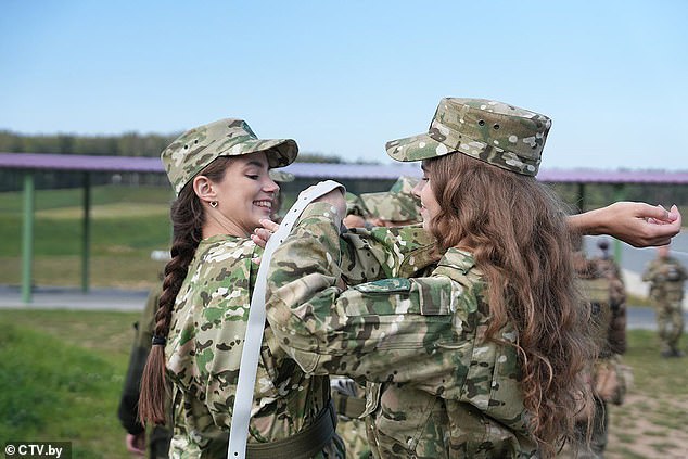 During their visit to the training area, the participants tried out a number of military exercises