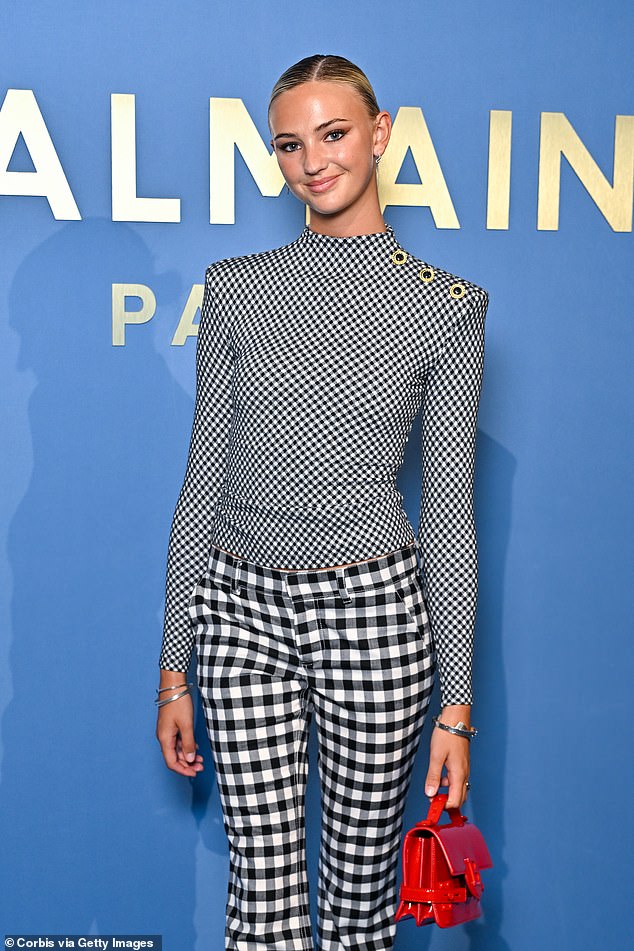 Fashionista: the 20-year-old model, girlfriend of Romeo Beckham, presented herself stylishly in black and white checked trousers