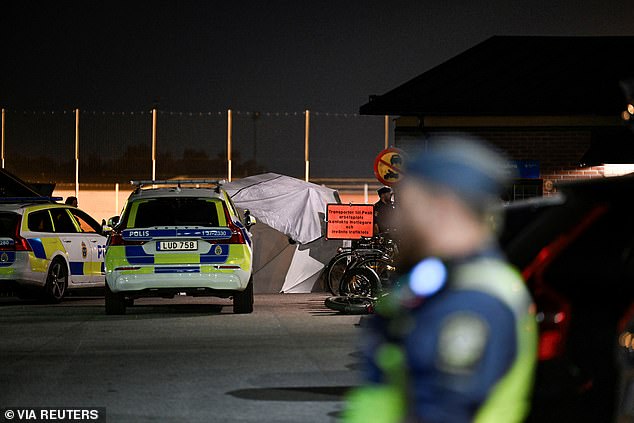 Late Wednesday, an 18-year-old rapper was shot dead at the Mälarhöjden sports field in Fruängen in southern Stockholm in a brutal attack during a football practice (police on scene)