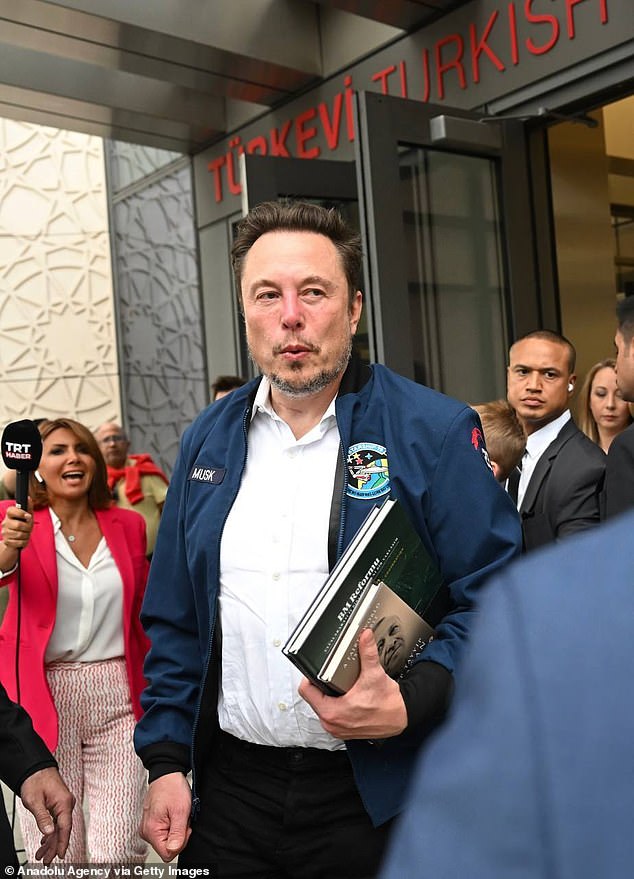 Elon Musk has announced that he will go to Eagle Pass, Texas later this week to observe the situation at the US-Mexico border