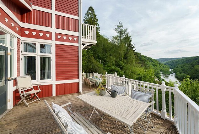 A ground floor balcony overlooks the forest and provides the perfect hosting opportunity