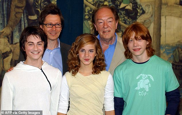 Daniel Radcliffe (Harry Potter);  Gary Oldman (Sirius Black);  Emma Watson (Hermione Granger);  Michael Gambon (Dumbledore) and Rupert Grint (Ron Weasley), posing during a photocall in 2004