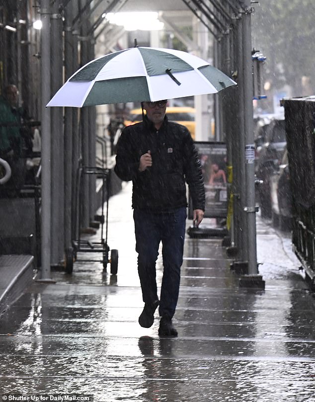 The rainfall, which has already reached a rate of two to three inches per hour, has significantly affected the morning commute of millions of New Yorkers.