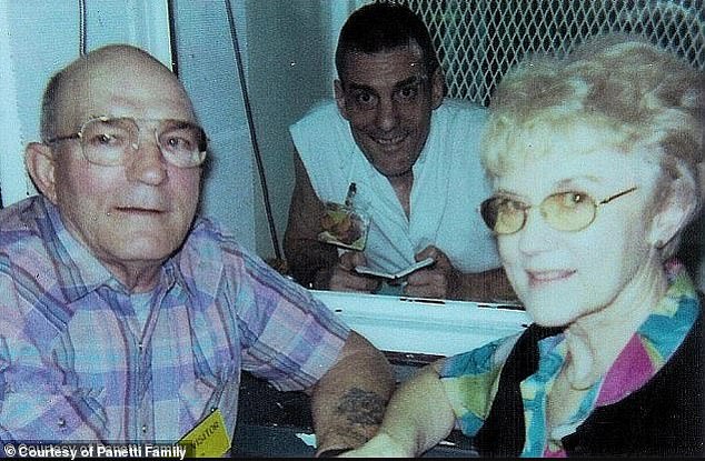 The inmate is shown with his parents, Yvonne and Jack, on death row