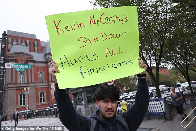 Student loan borrowers are holding a protest outside the White House to denounce the possible shutdown of Kevin McCarthy's administration and demand an extension of the student loan payment holiday.