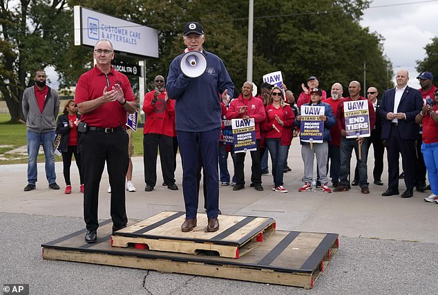 President Biden addresses striking auto workers;  he spent 12 minutes on the picket line