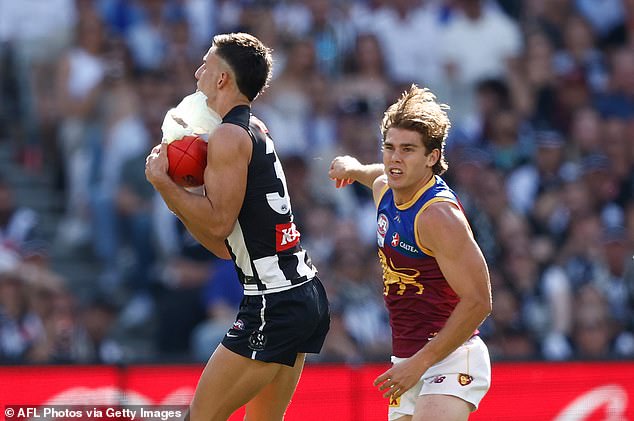 Daicos marked a loose ball – and the plastic bag – with the decider on the edge of a knife