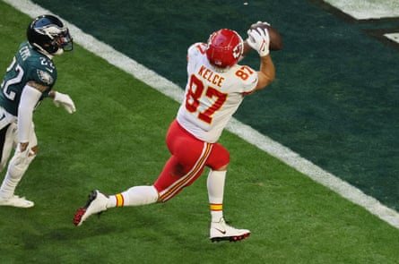 Kelce runs while being chased by the Eagles player