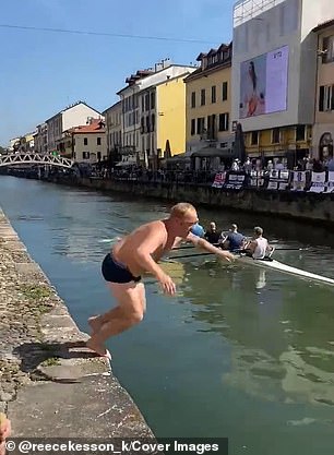 The overconfident fan embarked on the Naviglio Grande