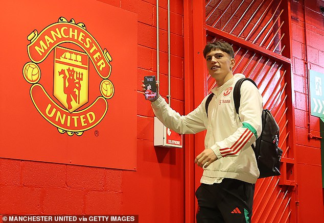 Manchester United's Alejandro Garnacho revealed that his phone wallpaper is a photo of himself