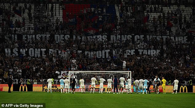 The players of Olympique Lyon received an extraordinary dressing up from their fans on Sunday