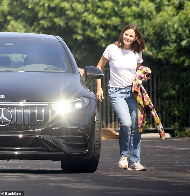 See you soon: Garner was effortlessly cool in a white T-shirt and blue jeans for the outing.  She also had a multi-colored cardigan in hand