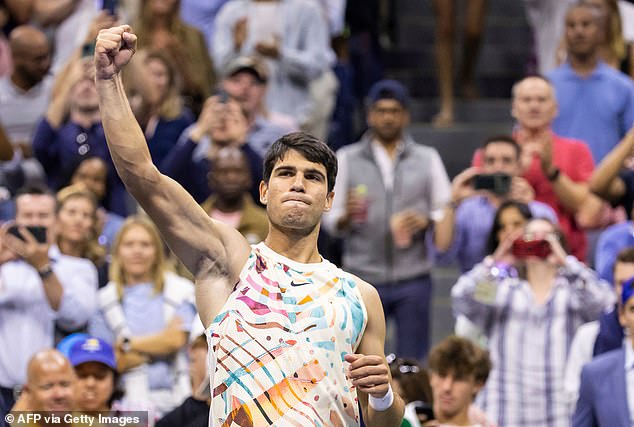 Carlos Alcaraz moves into US Open third round as defending