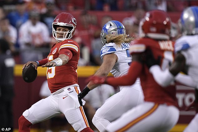 Kansas City Chiefs quarterback Patrick Mahomes appears to pitch during the first half