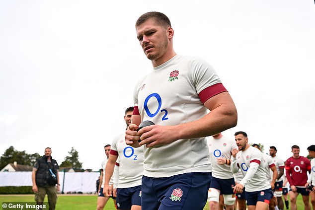 Danny Cipriani has accused Owen Farrell and other players of running England's 2015 Rugby World Cup team 'like a mafia'