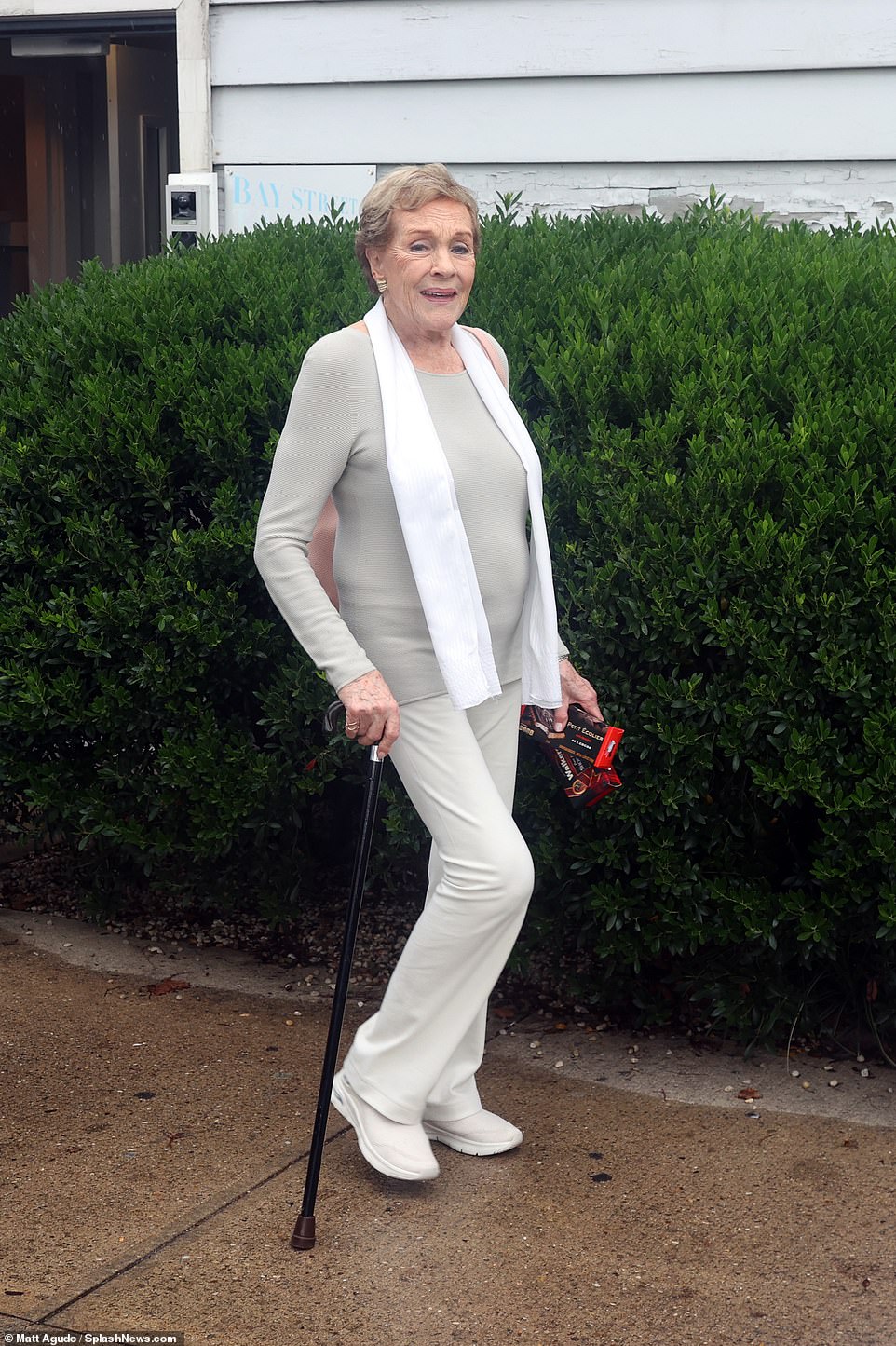 Timeless: she accessorized her chic ensemble with a beige tote bag, white sneakers and gold earrings