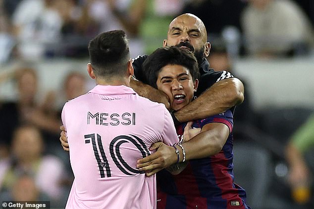 A field invader tried to hug Lionel Messi during Inter Miami's victory on Sunday evening.  Bodyguard Yassine Chueko grabbed the fan around the neck and pulled it off