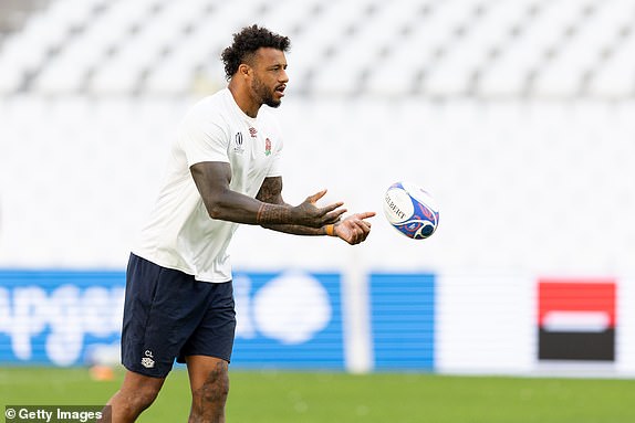MARSEILLE, FRANCE – SEPTEMBER 8: England's Courtney Lawes passes the ball while captaining the England rugby team ahead of their Rugby World Cup France 2023 match against Argentina at Stade Velodrome on September 8, 2023 in Marseille, France.  (Photo by Gaspafotos/MB Media/Getty Images)