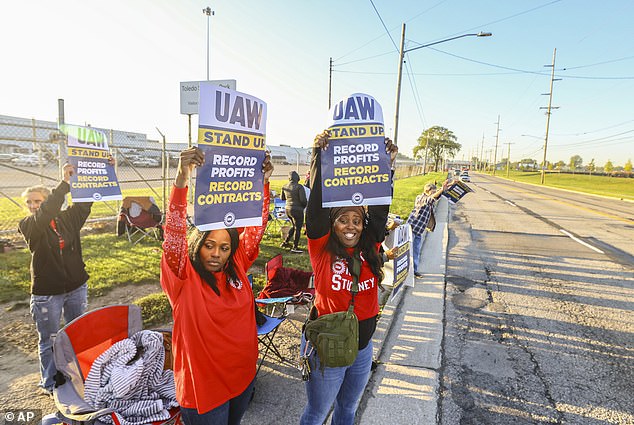 United Auto Workers (UAW) picket outside the Stellantis Toledo assembly complex in Ohio after manufacturers failed to reach an agreement in contract negotiations