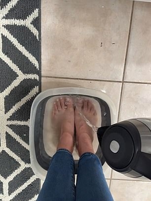 Andrea Eder, a business coach from Miami, Florida, posted a video in the middle of a migraine attack earlier this month.  She showed that she poured hot water over her feet, which were immersed in a bucket.