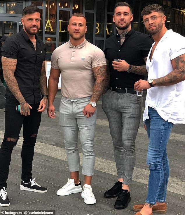 Many compare it to the “four guys in jeans” meme, which became famous on the Internet in 2019 and which was even honored with a statue (photo)