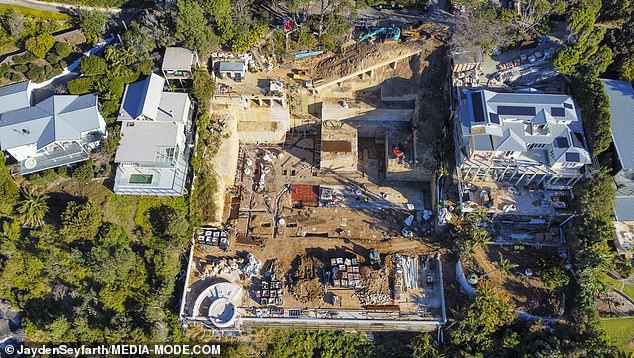 Some residents of the wealthy Whale Beach community are unhappy with the power couple's plans and have filed a complaint with the city council, New Idea reports.  In the photo: aerial images of the construction site of the country house