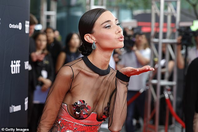 She blew kisses to photographers during her red carpet stint