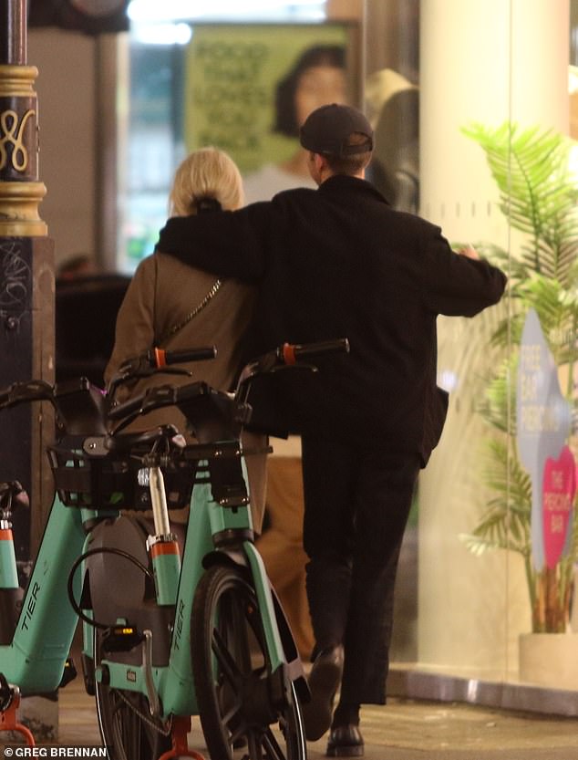 Cute: her boyfriend put his arm around the actress