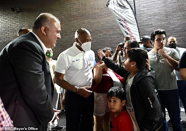 In August 2022, New York Mayor Eric Adams welcomed migrants and welcomed asylum seekers who had entered from Texas to Port Authority, saying he was proud that New York is a shelter state.