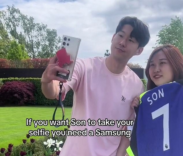 The video then shows Son happily taking the selfie of a fan who owned a Samsung product