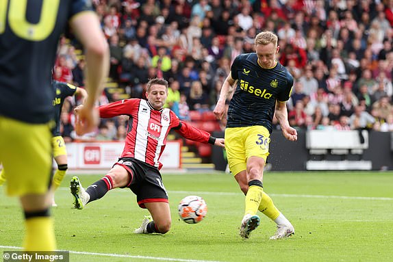 SHEFFIELD, ENGLAND – SEPTEMBER 24: Sean Longstaff of Newcastle United scores the team's first goal during the Premier League match between Sheffield United and Newcastle United at Bramall Lane on September 24, 2023 in Sheffield, England.  (Photo by George Wood/Getty Images)