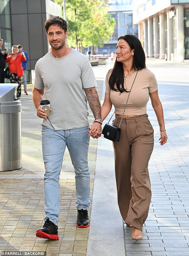 Keeping it casual, the former England player wore faded jeans and a gray T-shirt, which he complemented with a pair of black trainers with chunky red soles