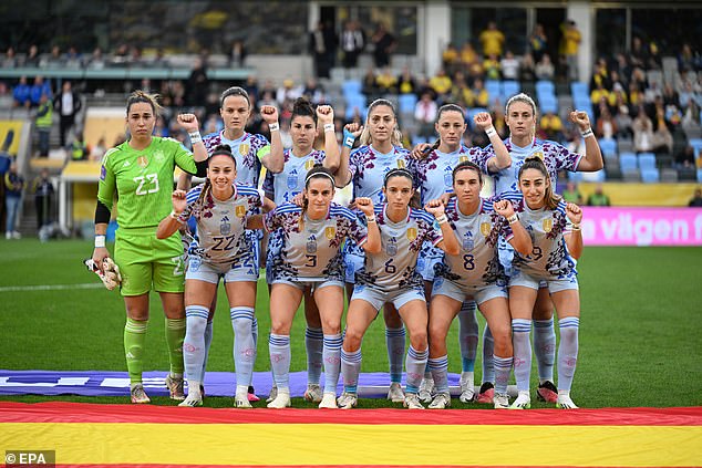 The Spanish players take to the field for the first time after the end of the national team boycott as they take on Sweden