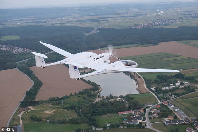 H2fly, a developer of hydrogen-electric propulsion systems for aircraft based in Stuttgart, announced that its HY4 aircraft has completed four flights, including one that lasted more than three hours.  The photo above shows the aircraft during one of these test flights