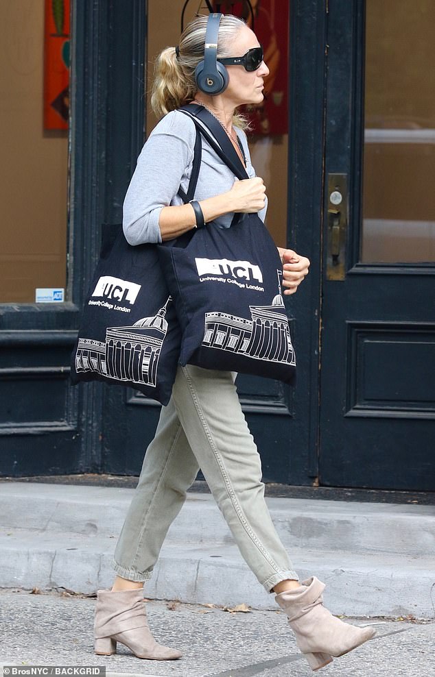 Juggling act: The Primetime Emmy Award-winning artist carried two black tote bags packed with supplies, as well as a green crossbody bag