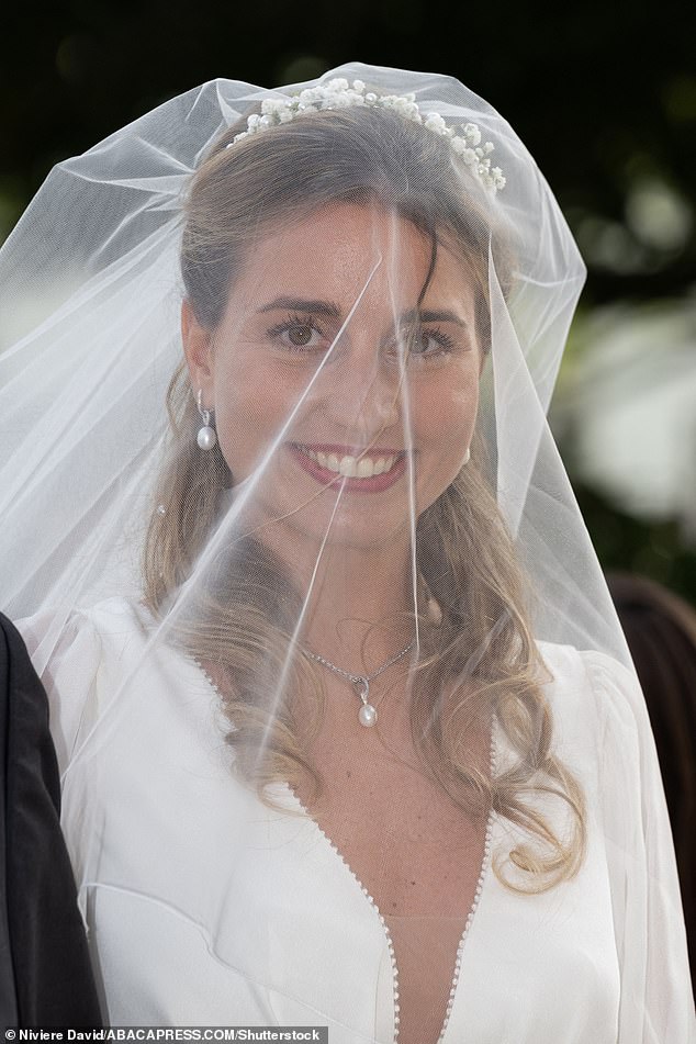 Countess Natacha Roumiantzoff-Pachkevitch (photo) combined her white wedding dress with a veil and a small headpiece