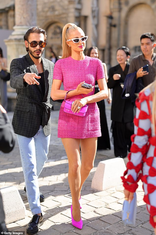 Work it: Paris has increased her height with black heels and is perfectly combined with dark shades and a small leather bag from the designer