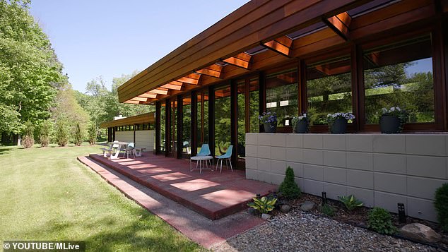 The house also features a large disjointed workshop that once served as a pottery workshop