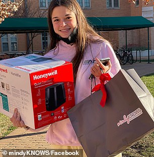 Student holds a MindyKNOWS bag