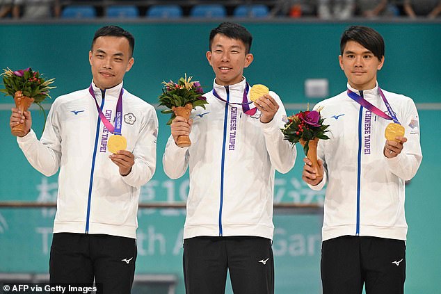 Huang (center) was joined on stage by Chao Tsu-cheng (left) and Chen Yan-cheng (right)