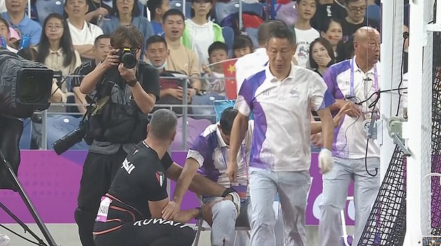 The hammer flew into the leg of Games official Huang Qinhua