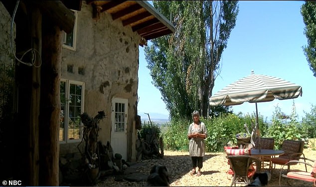 With the help of her children, she built a house (photo) from materials such as straw and clay cobs