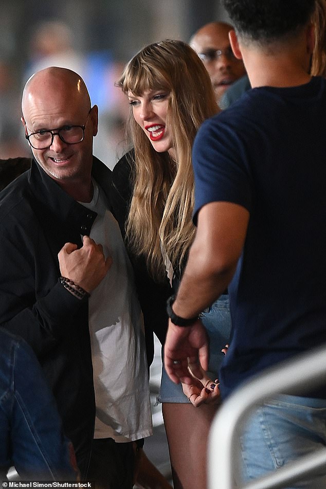 For her outfit, Taylor dressed in a black long-sleeved top, tucked into jeans embellished with rhinestones