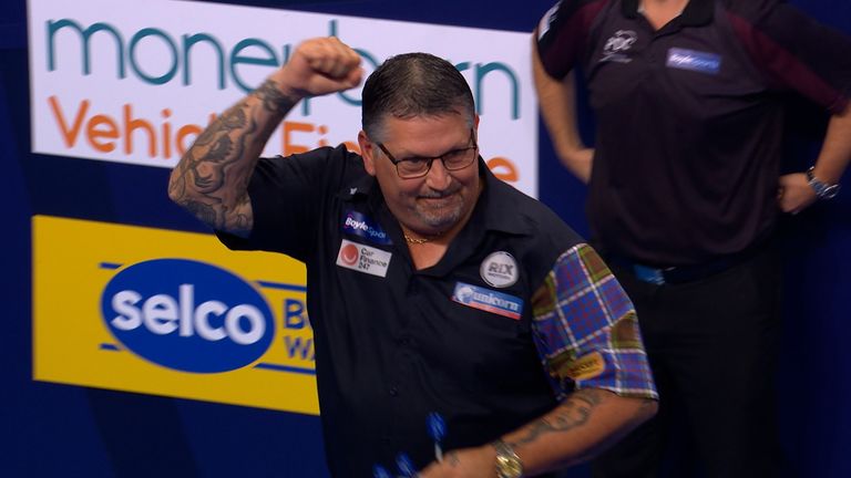 Gary Anderson defeated Jose de Sousa in a decisive stage as he advanced to the second round of the World Grand Prix