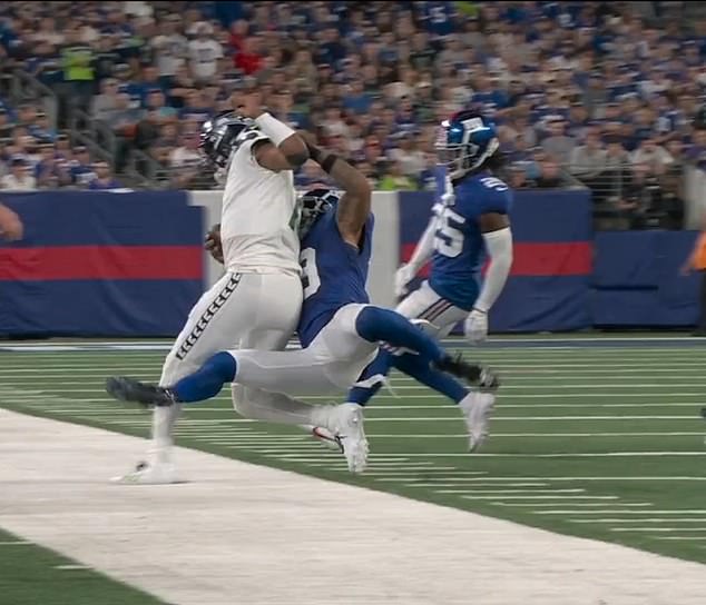 It was this tricky tackle by Giants safety Isaiah Simmons that injured the Seattle QB