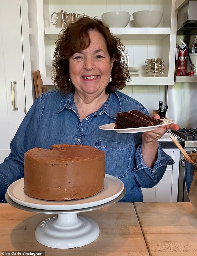 Finally, when it's time to devour your delicious creation, heat your knife, wipe it off and then carefully cut your slices without pressing on your cake