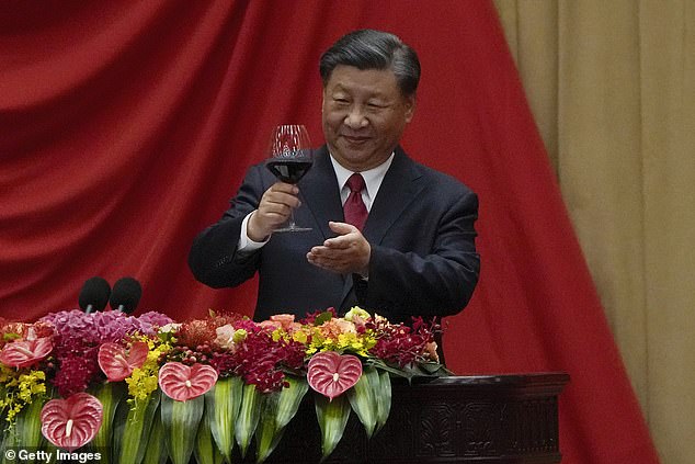 Xi Jinping toasts leaders and guests during an anniversary celebration of the People's Republic of China on September 28.  China has officially denied that the Type 093 submarine incident occurred