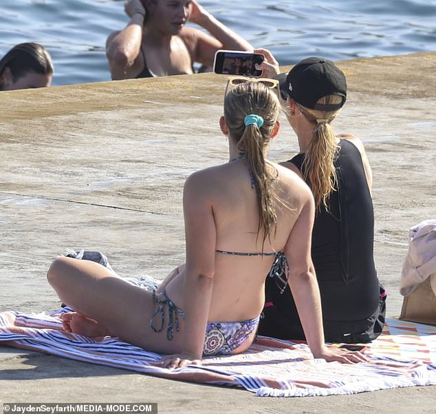 The mother-daughter duo spent time chatting and even shared a sweet selfie while drying off