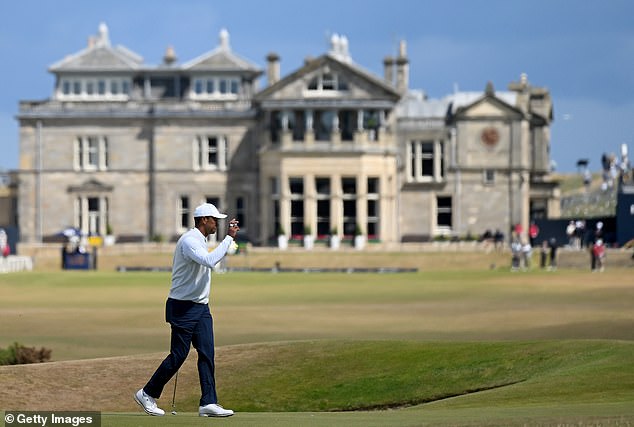 Tiger Woods welcomes the crowd to the 2022 Open Championship in St. Andrews