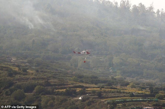 On October 5, a helicopter flies over the area of ​​La Corujera, after the wildfire broke out the night before